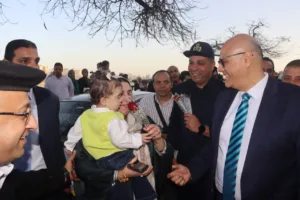 محافظ القليوبية يؤدي صلاة عيد الفطر بمسجد ناصر ببنها ويوزع الورود على المواطنين - صور