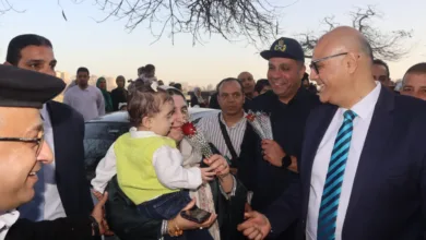 محافظ القليوبية يؤدي صلاة عيد الفطر بمسجد ناصر ببنها ويوزع الورود على المواطنين - صور