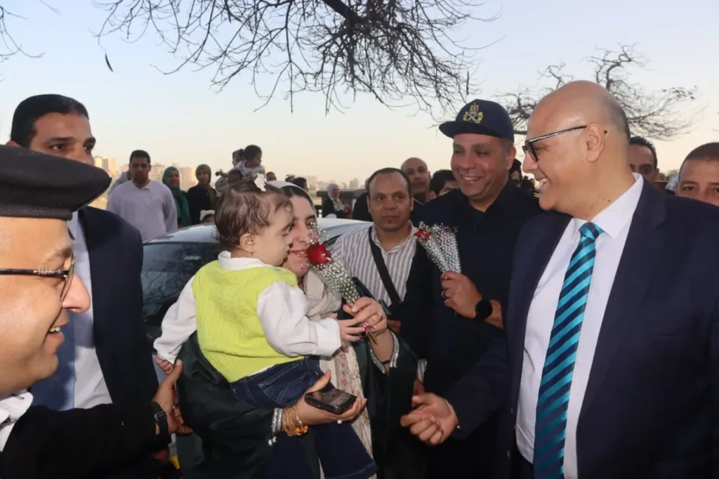 محافظ القليوبية يؤدي صلاة عيد الفطر بمسجد ناصر ببنها ويوزع الورود على المواطنين - صور