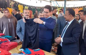 القطعة بـ 50 جنيه .. رئيس جامعة بنها يفتتح المعرض الخيري للملابس لطلاب كلية التربية النوعية