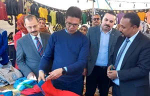 القطعة بـ 50 جنيه .. رئيس جامعة بنها يفتتح المعرض الخيري للملابس لطلاب كلية التربية النوعية