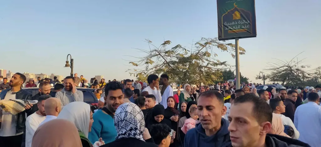 كورنيش بنها يستقبل مئات المواطنين للاحتفال بعيد الفطر