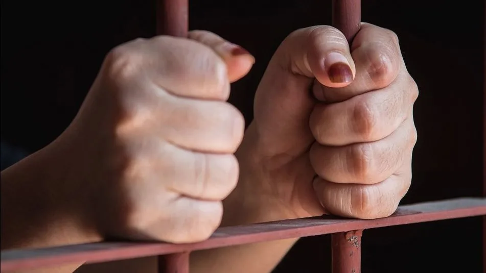 المؤبد لموظفة لاختلاسها مبالغ مالية من وظيفتها وعزلها بشبرا الخيمة