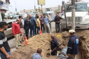 محافظ القليوبية يتابع أعمال إصلاح خط مياه بشارع فريد ندا بمدينة بنها - صور
