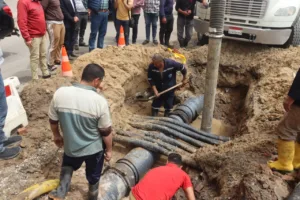 محافظ القليوبية يتابع أعمال إصلاح خط مياه بشارع فريد ندا بمدينة بنها - صور