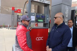 عقب تحريك أسعار الوقود .. محافظ القليوبيه يتفقد محطات السيارات والمواقف - صور