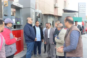 عقب تحريك أسعار الوقود .. محافظ القليوبيه يتفقد محطات السيارات والمواقف - صور
