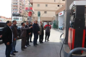 عقب تحريك أسعار الوقود .. محافظ القليوبيه يتفقد محطات السيارات والمواقف - صور