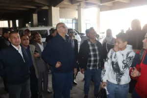 عقب تحريك أسعار الوقود .. محافظ القليوبيه يتفقد محطات السيارات والمواقف - صور