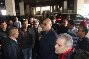 عقب تحريك أسعار الوقود .. محافظ القليوبيه يتفقد محطات السيارات والمواقف - صور