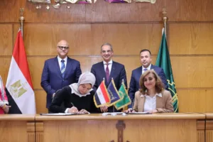 وزير الاتصالات يشهد توقيع مذكرة تفاهم لبناء القدرات الرقمية لأهالي القليوبية - صور