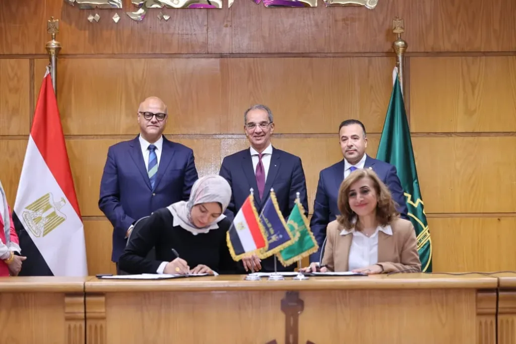 وزير الاتصالات يشهد توقيع مذكرة تفاهم لبناء القدرات الرقمية لأهالي القليوبية - صور