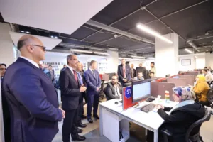 وزير الاتصالات يلتقي 350 مهندس يصدرون خدمات رقمية ببنها