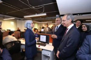 وزير الاتصالات يلتقي 350 مهندس يصدرون خدمات رقمية ببنها