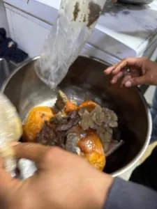 ضبط 100 كيلو جرام مانجو ولحم غير صالح داخل مصنع غير مرخص بالعبور