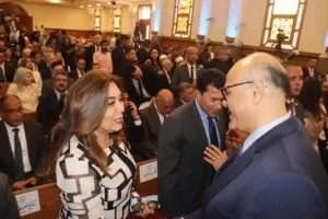 محافظ القليوبية يشارك الأقباط فرحة عيد القيامة بالكنيسة الإنجيلية -صور