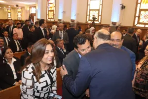محافظ القليوبية يشارك الأقباط فرحة عيد القيامة بالكنيسة الإنجيلية -صور