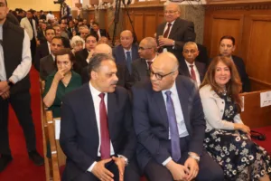 محافظ القليوبية يشارك الأقباط فرحة عيد القيامة بالكنيسة الإنجيلية -صور