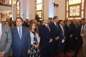 محافظ القليوبية يشارك الأقباط فرحة عيد القيامة بالكنيسة الإنجيلية -صور