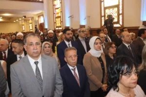 محافظ القليوبية يشارك الأقباط فرحة عيد القيامة بالكنيسة الإنجيلية -صور