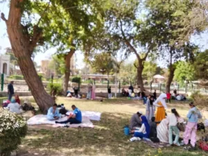 توافد المواطنين على حدائق ومتنزهات القناطر الخيرية للاحتفال بشم النسيم - صور