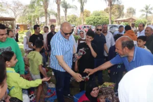 محافظ القليوبية يتفقد حدائق القناطر الخيرية ويشارك المواطنين فرحة شم النسيم - صور