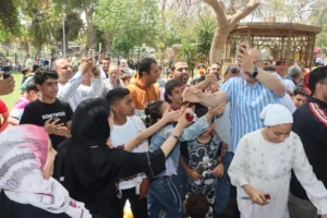 محافظ القليوبية يتفقد حدائق القناطر الخيرية ويشارك المواطنين فرحة شم النسيم - صور