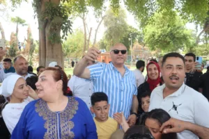 محافظ القليوبية يتفقد حدائق القناطر الخيرية ويشارك المواطنين فرحة شم النسيم - صور