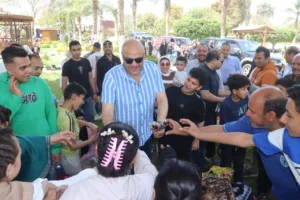 محافظ القليوبية يتفقد حدائق القناطر الخيرية ويشارك المواطنين فرحة شم النسيم - صور