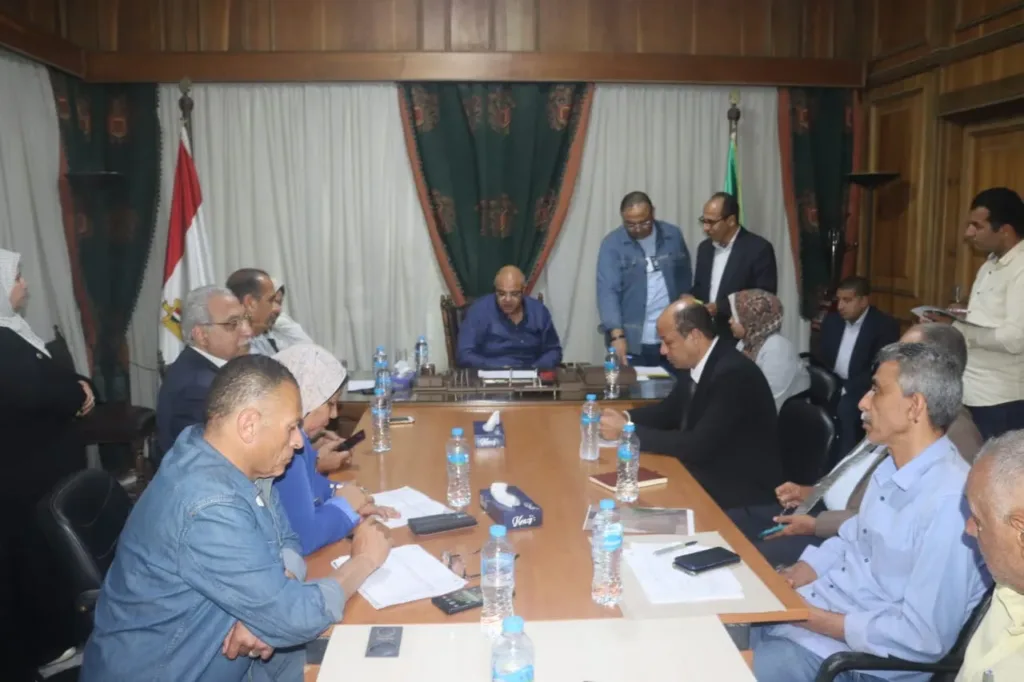 محافظ القليوبية يلتقي بالمواطنين في القناطر الخيرية ويستمع لمطالبهم