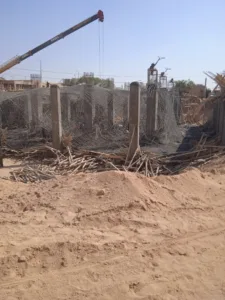 مصرع 4 عمال في انهيار سقف مصنع بالعبور - صور