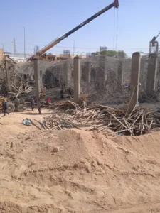 مصرع 4 عمال في انهيار سقف مصنع بالعبور - صور