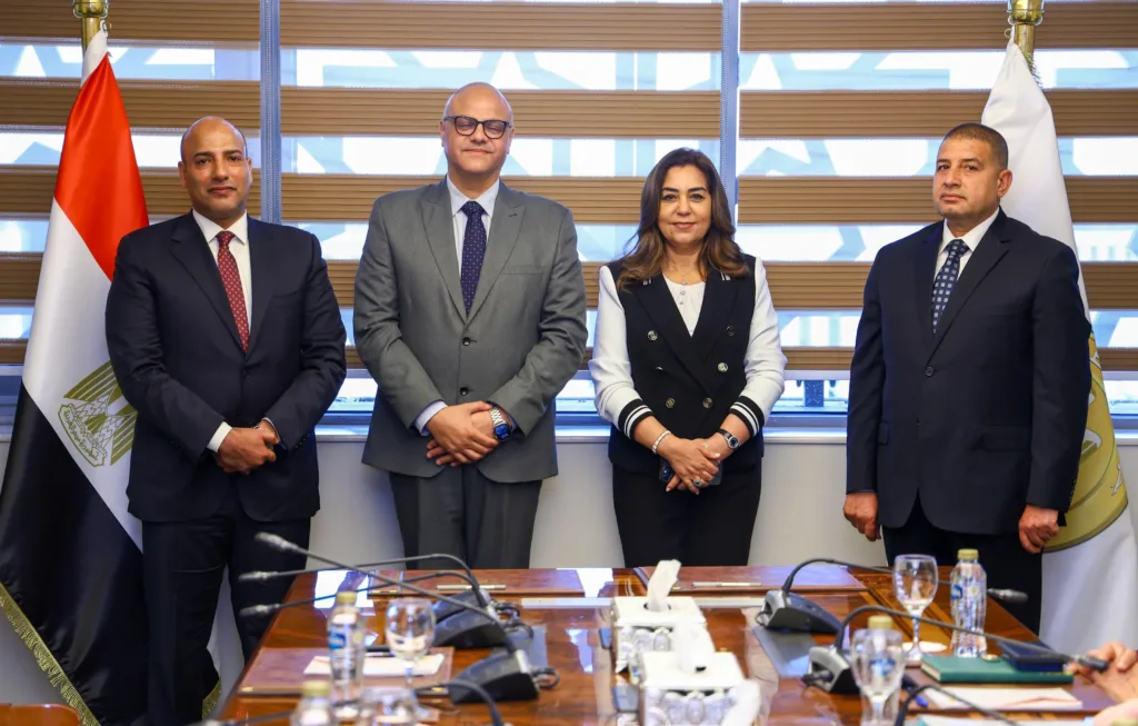 وزيرة التنمية المحلية ومحافظ القليوبية يشهدان توقيع عقد لتأجير مشروع الـ30 مليون بيضة