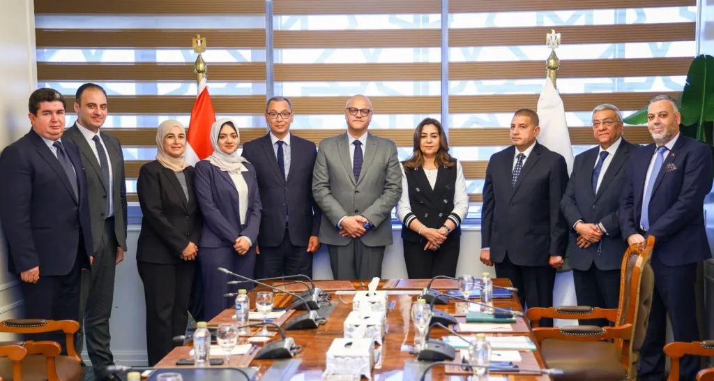 وزيرة التنمية المحلية ومحافظ القليوبية يشهدان توقيع عقد لتأجير مجزر شبرا الخيمة