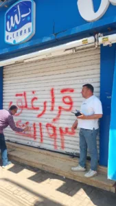 يستخدم مواد منتهية الصلاحية .. غلق 4 فروع محل حلويات شهير بمدينة بنها - صور