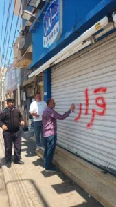يستخدم مواد منتهية الصلاحية .. غلق 4 فروع محل حلويات شهير بمدينة بنها - صور