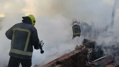 السيطرة على حريق بمخلفات أعلى سطح عمارة بشبرا الخيمة