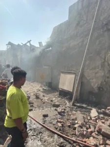 السيطرة على حريق شب في مصنع بلاستيك بالقليوبية