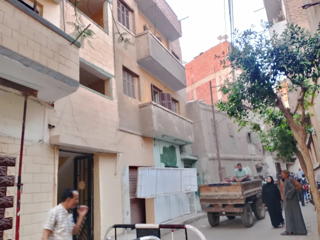 إخلاء منزل آيل للسقوط بمدينة طوخ حفاظًا على سلامة المواطنين