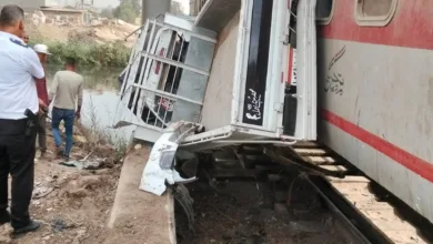 السائق هرب قبل الحادث.. اصطدم قطار بسيارة نصف نقل محملة بمواد خام بالقليوبية