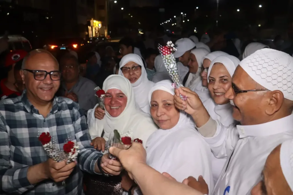 وسط فرحة وسعادة الحاضرين وزغاريد الحجاج...محافظ القليوبية يودع أول فوج مكون من 90 حاج وحاجه قبل سفرهم لبيت الله الحرام