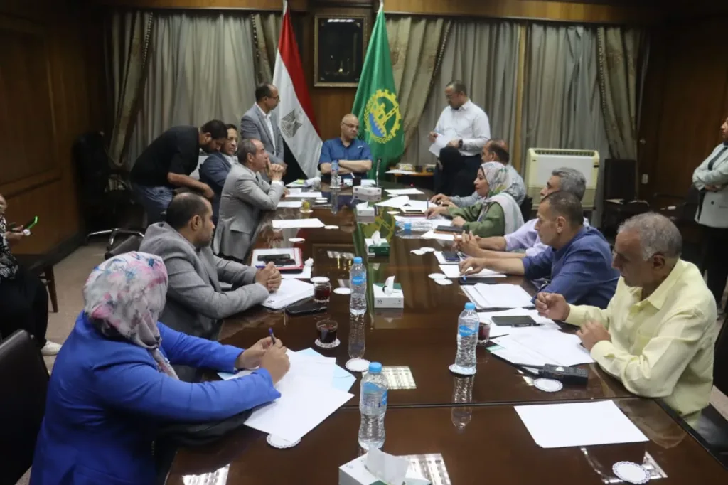 محافظ القليوبية يعقد لِقائهُ الإسبوعي لحل شكاوى وطلبات المواطنين محافظ القليوبية يعقد لِقائهُ الإسبوعي لحل شكاوى وطلبات المواطنين