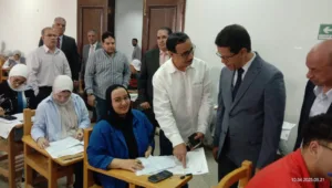 رئيس جامعة بنها يتفقد سير الامتحانات بكليتي الآداب والتجارة