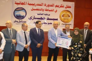 محافظ القليوبية يكرم خريجات دورة الخياطة بشبرا الخيمة - صور