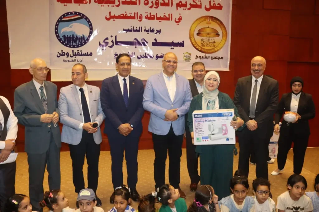 محافظ القليوبية يكرم خريجات دورة الخياطة بشبرا الخيمة - صور