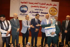 محافظ القليوبية يكرم خريجات دورة الخياطة بشبرا الخيمة - صور