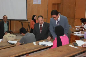 رئيس جامعة بنها يتفقد سير الامتحانات بكلية الهندسة بشبرا - صور