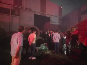محافظ القليوبية ومدير الأمن يتوجهان لموقع حريق مصنع القناطر الخيرية - صور