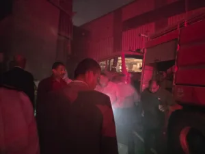 محافظ القليوبية ومدير الأمن يتوجهان لموقع حريق مصنع القناطر الخيرية - صور