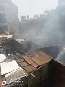 السيطرة على حريق شب في عقار مكون من أربع طوابق بشبرا الخيمة - صور